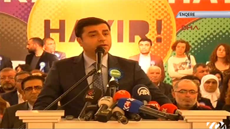 Selahedîn Demîrtaş meşa bi navê "Nexêr" ragehand